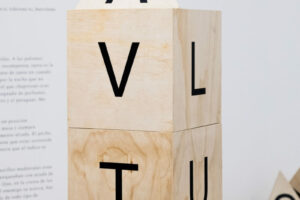 Construir com escriure o escriure com construir - Centro Cultural de España en Guatemala - Anna Dot. Foto: José Oquendo.