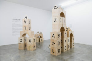 Construir com escriure o escriure com construir - Centro Cultural de España en Guatemala - Anna Dot. Foto: José Oquendo.