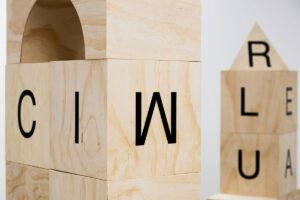 Construir com escriure o escriure com construir - Centro Cultural de España en Guatemala - Anna Dot. Foto: José Oquendo.