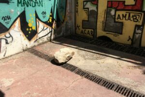 12 de juny 12 de juny: la pedra es troba a l'altra banda del pas subterrani. L'ha travessat.