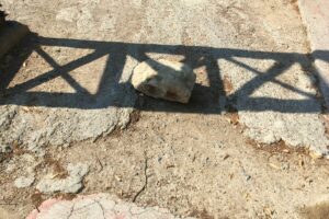 26 de juny 26 de juny: Sortida del pas subterrani, pel cantó de l'estació. La pedra ha superat la rampa que puja.